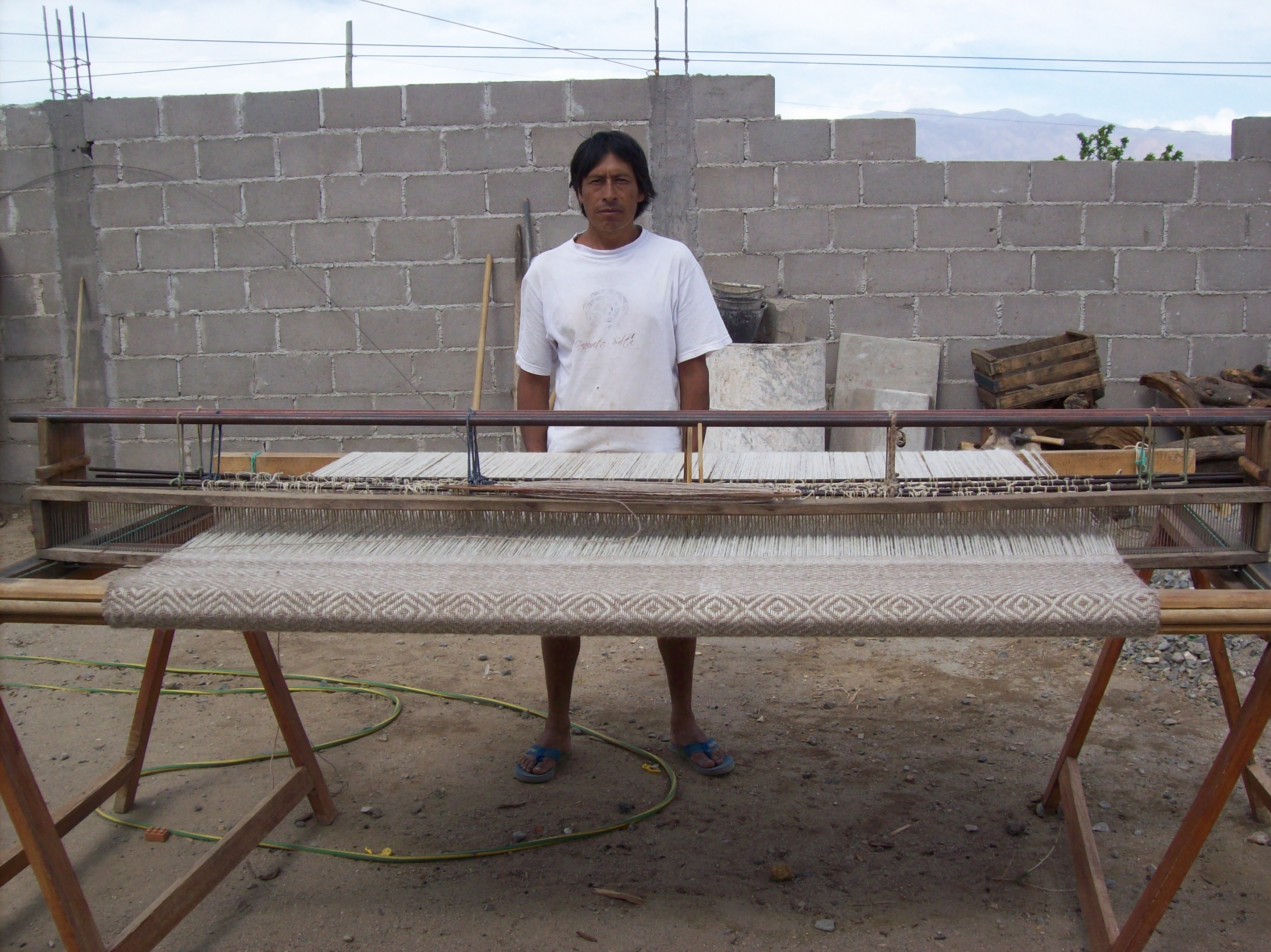 Artesano junto a un telar